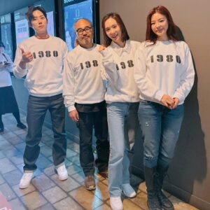 Han Soo-yeon Instagram - #영화_1980 절찬 상영중입니다 ~😀 감독님과 배우분들과 여러분 뵈러 열심히 무대인사 다니고있어요 🙇‍♀️ 여러 이벤트도 준비되어있으니 내일도 꼭 뵐수있기를 바래봅니다 ^^ 주말에 극장 나들이하세요 ~ 예매 고고 !!🏃‍♀️🏃 #나라사랑역사사랑영화사랑🫶 #영화1980