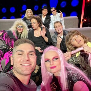 Hana Holišová Instagram - První runda za námi... 
A dalších 9 týdnů... Parťáci ... 
Díky za vás 🤍
.
.
.
#tvojetvarmaznamyhlas 
#dvakratdostejnereky 
#tvnovaofficial 
#partaci