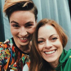 Hana Holišová Instagram - Musím ještě pár slov...
Tuhle masku se mi nechtělo sundat... 

...maskéři a choreografové... tolik energie profesionální i lidské... 🙏🏻
Ani krok bez @zizoeee a @minokeres 🤍🤍
bez kostýmů od @kostymerna.cz a bez make-upu, tentokrát @gabriela.pribisova a @margitavisage a vlasů od Martinka Zeimannová 🙏🏻🤍
DÍKY ZA VÁS VŠECHNY, JSTE DREAM TEAM 👌🤍 

A dnes večer jedeme dál!
.
.
#tvojetvarmaznamyhlas 
#michaeljackson