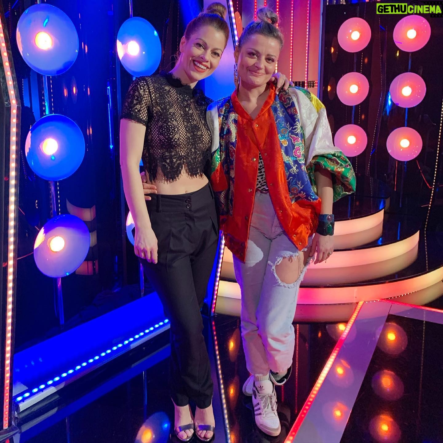 Hana Holišová - 2.5K Likes - Hey, sister!!!🤟🏻
Když se potkají dvě energie a nejdou proti sobě, ani vedle sebe, ale spolu... Eri, díky moc za ten zážitek, byť to byly nervy a mákly jsme si pěkně! 🤍🤟🏻
25.000 ,- pro @nfdokrtek !!! YES!!! 🙏🏻
#tvojetvarmaznamyhlas
#erikastarkova
#energiemegamockratdva
#drdolsisters
#michaeljackson
#janetjackson
#dikyzato