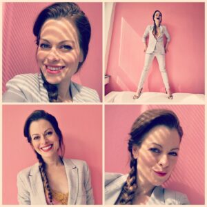 Hana Holišová Instagram - PINKTIME 

Ještě před pár týdny se naše dny nesly intenzivně ve znamení @tvojetvarmaznamyhlas a jsem ráda, že i mě děvčata @marta.jandova a @iva.pazderkova vpustily do své šatny k jejich ikonické růžové stěně (naše šatna s @jitkaboho a @berenika_off byla samozřejmě báječná, ale nebyla zdaleka tak fotogenická, takže jsme jim tam lezly furt… i tajně😉)
Holky… objímám… vzpomínám… hezký čas to byl 👋😘💓

 📸 většinou nejlíp @iva.pazderkova 🌸

#pinkbymelaradost
#damskasatna 
#pinkpunk 
#pinktime