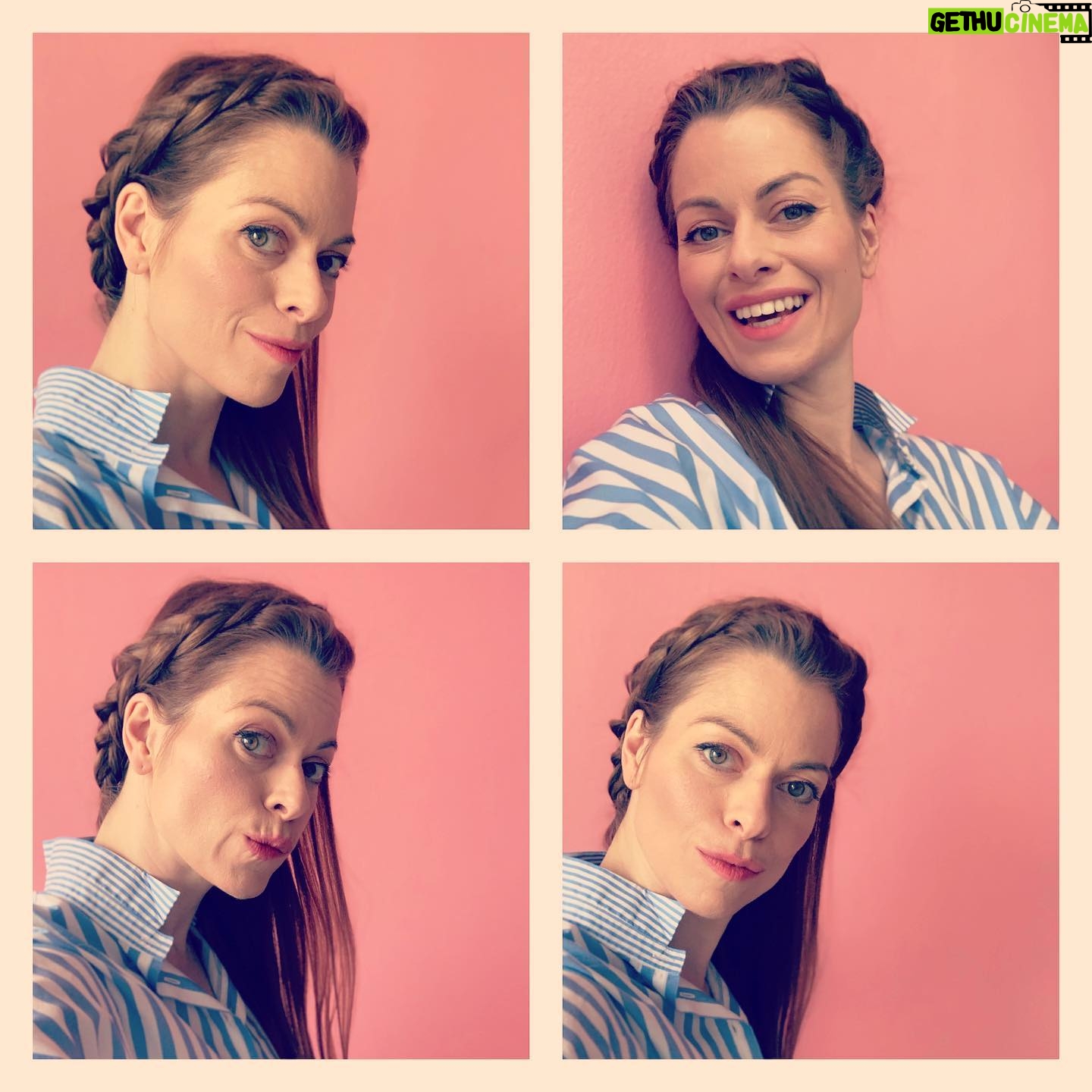 Hana Holišová - 4.9K Likes - PINKTIME
Ještě před pár týdny se naše dny nesly intenzivně ve znamení @tvojetvarmaznamyhlas a jsem ráda, že i mě děvčata @marta.jandova a @iva.pazderkova vpustily do své šatny k jejich ikonické růžové stěně (naše šatna s @jitkaboho a @berenika_off byla samozřejmě báječná, ale nebyla zdaleka tak fotogenická, takže jsme jim tam lezly furt… i tajně😉)
Holky… objímám… vzpomínám… hezký čas to byl 👋😘💓
📸 většinou nejlíp @iva.pazderkova 🌸
#pinkbymelaradost
#damskasatna
#pinkpunk
#pinktime