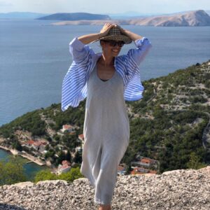 Hana Holišová Instagram - Jestli je to tím, že jsem lev?… tohle období mám nejraději…

Loňské léto budiž pochváleno… 
Letošní léto budiž zahájeno… 
… zatím ještě pracovně…
… těším se kam nás vítr zavane…

Pohodové léto vám všem, ať už bude kdekoliv… ☀️

#leto #zivot #cesty #radovatsezkazdehodne 
#summer #sea #life #happiness #gudvajbz