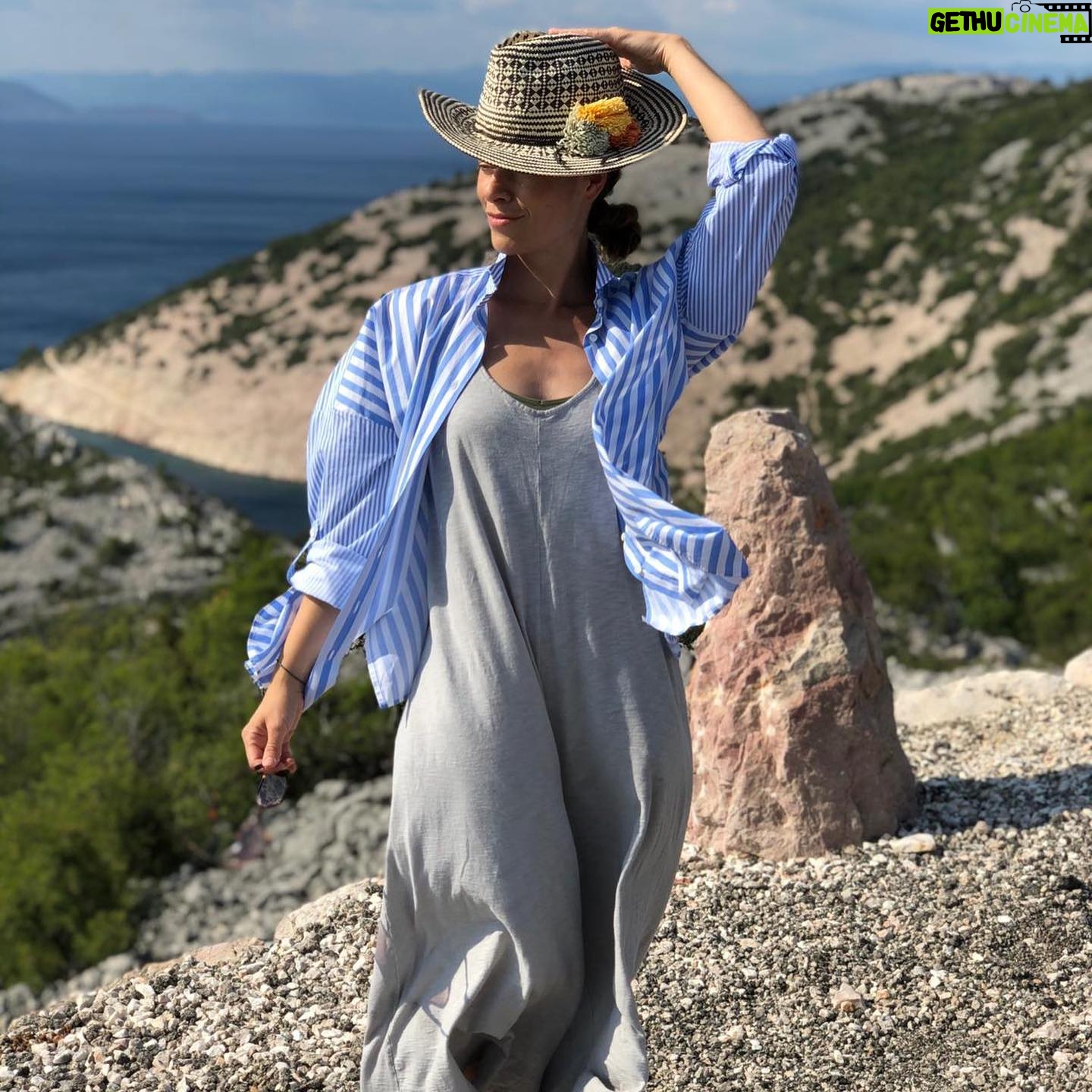 Hana Holišová - 2.2K Likes - Jestli je to tím, že jsem lev?… tohle období mám nejraději…
Loňské léto budiž pochváleno…
Letošní léto budiž zahájeno…
… zatím ještě pracovně…
… těším se kam nás vítr zavane…
Pohodové léto vám všem, ať už bude kdekoliv… ☀️
#leto #zivot #cesty #radovatsezkazdehodne
#summer #sea #life #happiness #gudvajbz