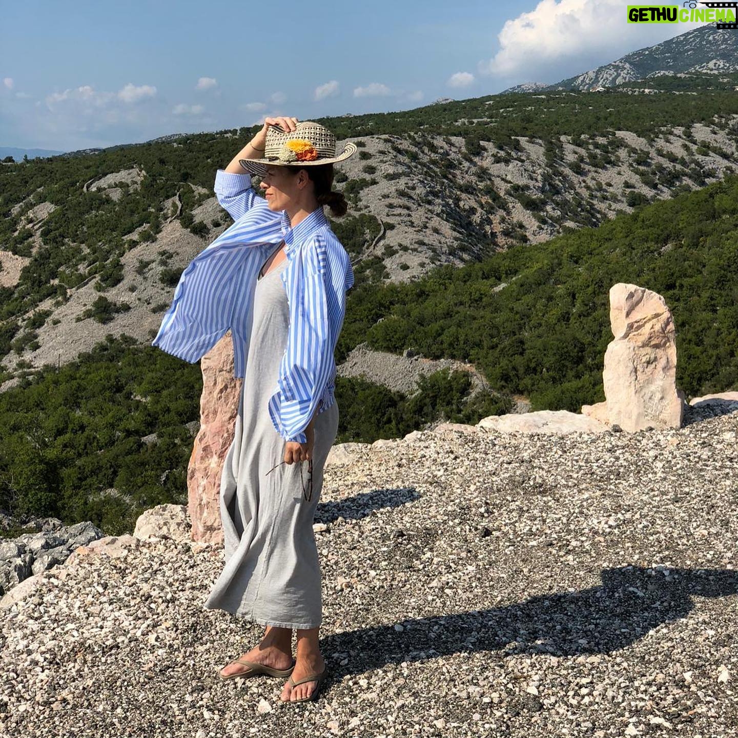 Hana Holišová - 2.2K Likes - Jestli je to tím, že jsem lev?… tohle období mám nejraději…
Loňské léto budiž pochváleno…
Letošní léto budiž zahájeno…
… zatím ještě pracovně…
… těším se kam nás vítr zavane…
Pohodové léto vám všem, ať už bude kdekoliv… ☀️
#leto #zivot #cesty #radovatsezkazdehodne
#summer #sea #life #happiness #gudvajbz