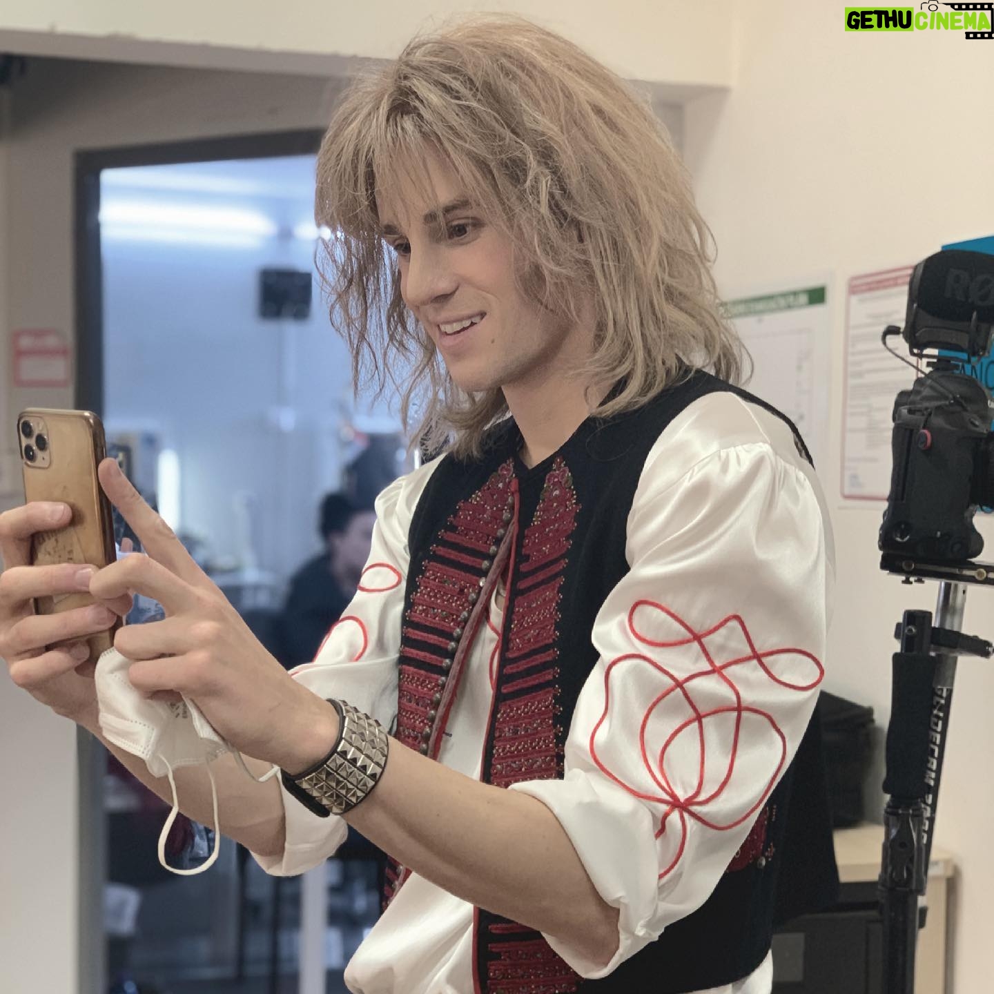 Hana Holišová - 1.8K Likes - Díky @tvojetvarmaznamyhlas za tu krásnou partu a za krásnou možnost podpořit @nfdokrtek, stejně jako před 5ti lety... 🤍
Díky @iamstevent
Díky @aerosmith 🤟🏻
.
.
.
#tvojetvarmaznamyhlas
#tvnovaofficial
#nfdokrtek
#partaci
#dekujizemuzu
#jityadavidedikyzafoto