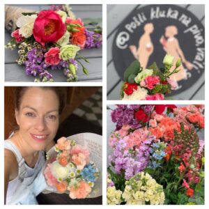 Hana Holišová Instagram - Život je pestrý, bohudík…

Ten rok uplynulý, pestrý byl, někdy až moc… jedna z barev, které mě potkaly, byly květiny… milá setkání… radost… svoboda v nesvobodě… přesně před rokem touto dobou jsem si plnila sen.
Nakonec se jmenoval Pošli kluka na pivo, vrátí se ti s kytkou… heslo našeho počínání s mou milou Romankou z @weddingmarket_cz …a že kluci chodili… i holky… byla radost dělat radost…
Květiny do kornoutu… a k tomu i pivečko z brněnských řemeslných pivovarů @pivovarluckybastard a @pivovarmoravia …
Díky @e.ventrubova vím, jak skvěle může chutnat třeba pivní Panna cotta… 
A naše logo, které miluju… od kamarádky a umělecké maskérky, která má zlaté ruce i duši…Evička Svobodová… 

Děkuji… Nezapomenu… Létu zdar! 

@pivarium_zelena_kocka 
@romanaantoninova #posliklukanapivovratisetiskytkou
#kvetinovaterapie
#brno 
#majferlejdy