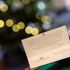 Hana Holišová Instagram - 🎄🎄🎄Last minute vánoční tipy...
Pro ty, co mají blíž Prahu nebo Rožnov pod Radhoštěm. Poukaz na kvalitní košili na míru, u české firmy Janek.
Ryze srdeční záležitost... firmu Janek vede můj bratránek, který je pokračovatelem krejčovského řemesla po našem dědovi. Ten byl vyhlášeným krejčím a myslím, ze by na Janka byl hrdý. 
A jak říká můj bratránek, není nic hezčího po ránu, než žena v pánské košili... 😉 www.janek.cz
.
.
. 
#janekshirtmaker #kvalita #kosile
#srdecnizalezitost #czechfashion #czech #vyrobenovcesku #madetomeasure #janekgeneration
