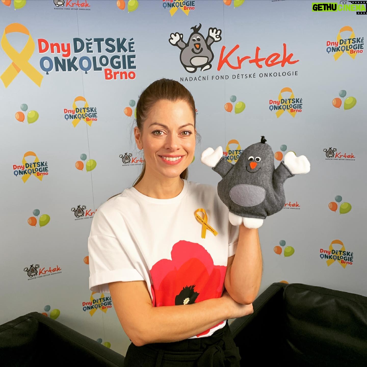 Hana Holišová - 1.8K Likes - Díky @tvojetvarmaznamyhlas za tu krásnou partu a za krásnou možnost podpořit @nfdokrtek, stejně jako před 5ti lety... 🤍
Díky @iamstevent
Díky @aerosmith 🤟🏻
.
.
.
#tvojetvarmaznamyhlas
#tvnovaofficial
#nfdokrtek
#partaci
#dekujizemuzu
#jityadavidedikyzafoto