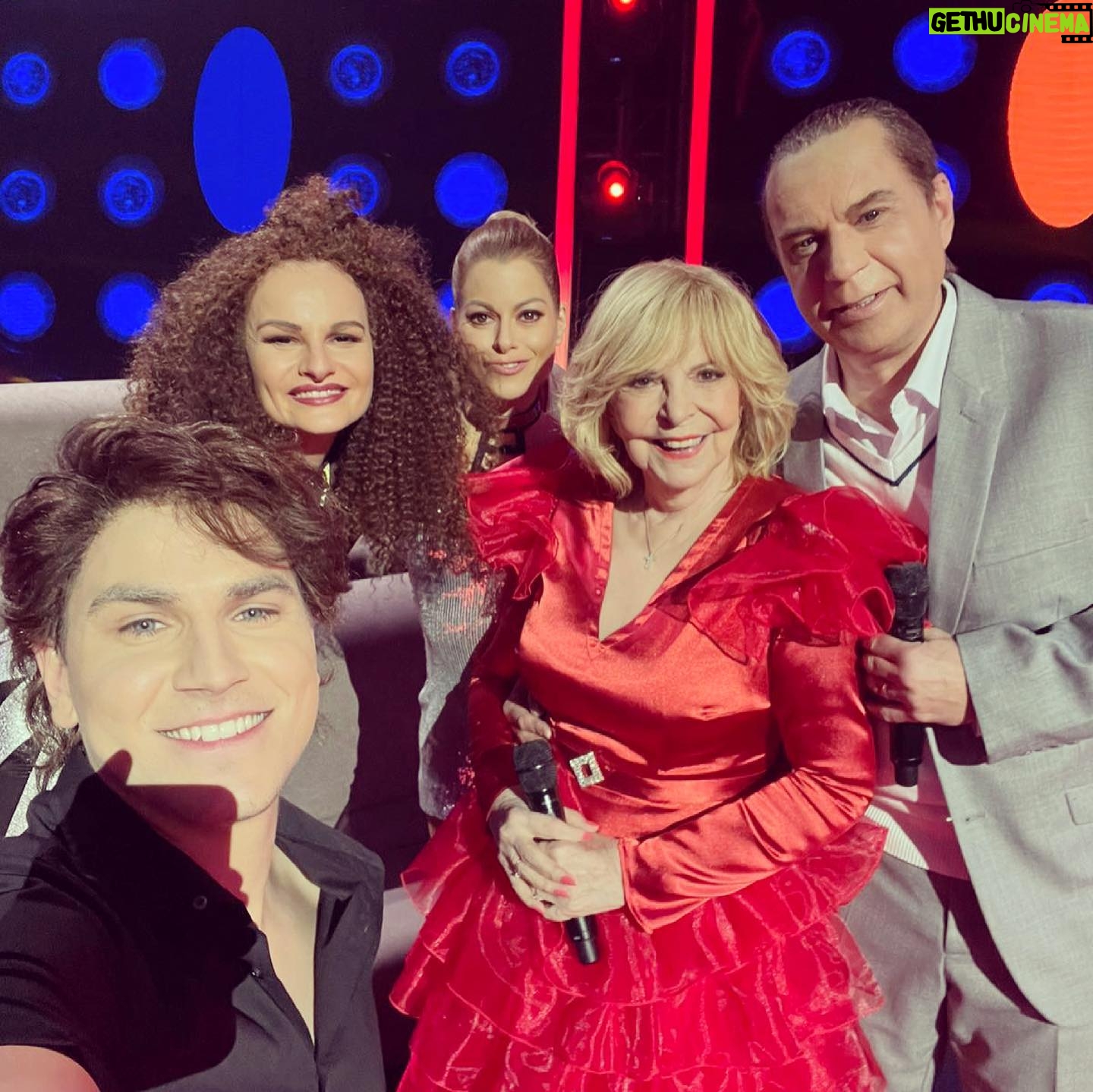 Hana Holišová - 3K Likes - Děkuji za takové chvíle, děkuji, že můžu... s úctou k Vám, paní Haničko, s úctou k vám všem... 🤍
.
.
.
#tvojetvarmaznamyhlas #tvnovaofficial #partaci
#nicnenisamozrejmost #dekujizemuzu