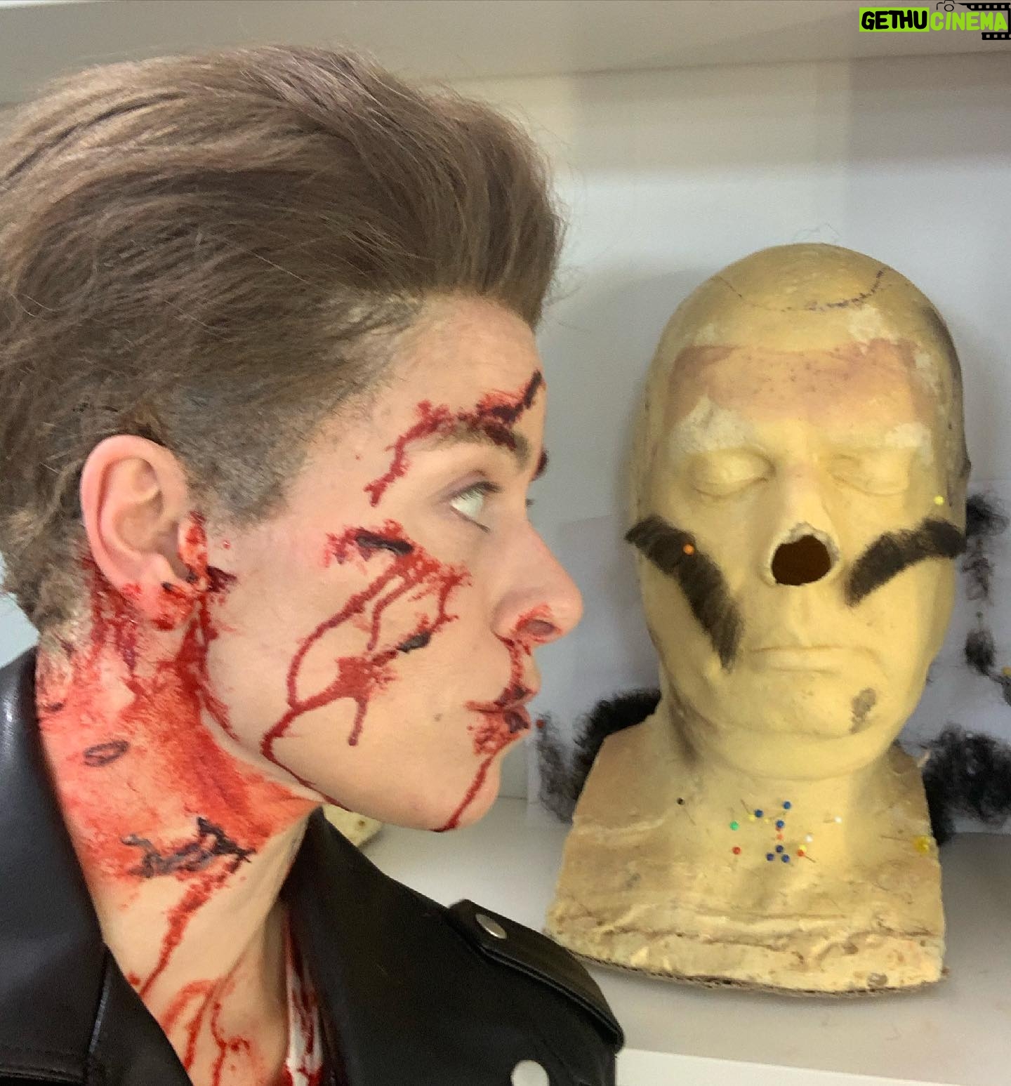 Hana Holišová - 2.2K Likes - Je to 8 týdnů od naší první fotky v této sérii a Aleš Háma ještě pořád spí... nebo taktně mhouří oko nad mým netradičním make-upem a Ondra se mi směje? Kluci, jste báječní, váš humor mi chybí už teď...
Každopádně, těší mě moc, že jsem díky tomuto úkolu měla možnost víc nakouknout do tvorby Mikolase Josefa... má mé sympatie a je pro mě v mnoha ohledech světový...
A moc si vážím toho, že byť se neznáme, nabídl svou pomocnou ruku, kdybych ji při přípravě potřebovala...
Děkuji! Ať se daří, @mikolasjosef !
A nemůžu opomenout své taneční guru @zizoeee a @minokeres , kteří mi nedovolili to vzdát... a jejich taneční dream team crew 🤍, byla to makačka a díky za to! HOWK!
.
.
.
@tvojetvarmaznamyhlas
#dikyzemuzu