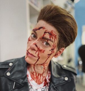 Hana Holišová Instagram - Je to 8 týdnů od naší první fotky v této sérii a Aleš Háma ještě pořád spí... nebo taktně mhouří oko nad mým netradičním make-upem a Ondra se mi směje? Kluci, jste báječní, váš humor mi chybí už teď...
Každopádně, těší mě moc, že jsem díky tomuto úkolu měla možnost víc nakouknout do tvorby Mikolase Josefa... má mé sympatie a je pro mě v mnoha ohledech světový...
A moc si vážím toho, že byť se neznáme, nabídl svou pomocnou ruku, kdybych ji při přípravě potřebovala...
Děkuji! Ať se daří, @mikolasjosef !

A nemůžu opomenout své taneční guru @zizoeee a @minokeres , kteří mi nedovolili to vzdát... a jejich taneční dream team crew 🤍, byla to makačka a díky za to! HOWK!
.
.
. 
@tvojetvarmaznamyhlas 
#dikyzemuzu