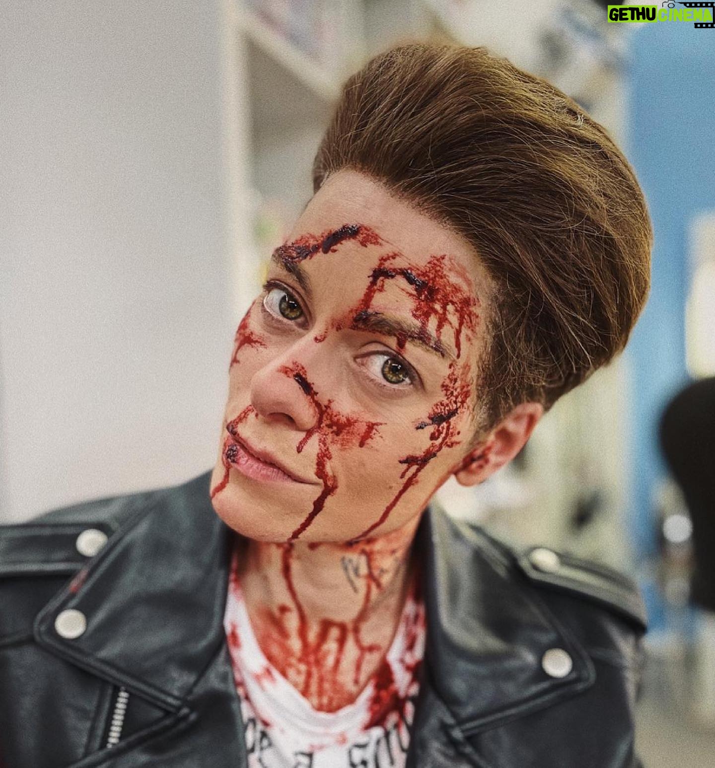 Hana Holišová - 2.2K Likes - Je to 8 týdnů od naší první fotky v této sérii a Aleš Háma ještě pořád spí... nebo taktně mhouří oko nad mým netradičním make-upem a Ondra se mi směje? Kluci, jste báječní, váš humor mi chybí už teď...
Každopádně, těší mě moc, že jsem díky tomuto úkolu měla možnost víc nakouknout do tvorby Mikolase Josefa... má mé sympatie a je pro mě v mnoha ohledech světový...
A moc si vážím toho, že byť se neznáme, nabídl svou pomocnou ruku, kdybych ji při přípravě potřebovala...
Děkuji! Ať se daří, @mikolasjosef !
A nemůžu opomenout své taneční guru @zizoeee a @minokeres , kteří mi nedovolili to vzdát... a jejich taneční dream team crew 🤍, byla to makačka a díky za to! HOWK!
.
.
.
@tvojetvarmaznamyhlas
#dikyzemuzu