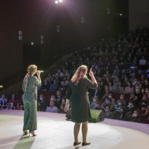 Hana Holišová Instagram - “NESLÝCHANĚ ZÁBAVNÝ VEČER” 

Nikdy by mě nenapadlo, že můžeme prožít společně tak intenzivní chvíle s hudbou spolu s těmi, kteří ji neslyší tak, jako většina z nás… 
Skupina @hands_dance dokázala překládat a přenést to, o čem jsme zpívali do znakového jazyka… přitom jsou sami neslyšící… jejich příprava, napojení, vložená energie… zírala jsem, jste úžasní! Mám díky vám obrovský zážitek a kroměřížské publikum bylo taky neskutečné!
Myslím, ze i větší tvrďáci než jsem já měli husinu a dojali se… bylo to krásný… díky za to! @hands_dance jste boží! 

#neslychanezabavnyvecer2021 
#dasha 
@petrkolar_official 
@alesales1966 
@lukaspavlasek 

A navíc jsme z velké části jedna líheň @df_jamu 😉🙌