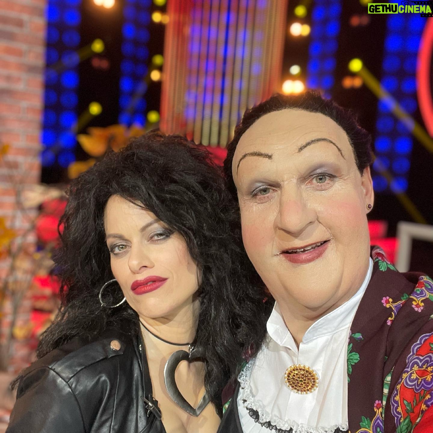 Hana Holišová - 2.4K Likes - Děkuji moc za všechny vaše vzkazy a reakce🙏🏻
Je to vlastně bláznivé, troufalé... a nemůžete couvnout... máte na to pár dnů...hledat v sobě pro tentokrát několikanásobnou, tak specifickou a oblíbenou slavici... ještě že dalším jejím specifikem je všudypřítomný úsměv...
Respekt paní @luciebila
Díky za tu zkušenost...
Moj perfektný a zlatý @roobert.urban ďakujem!
.
.
.
#tvojetvarmaznamyhlas
#luciebila
#pavolhabera
#dekujizemuzu