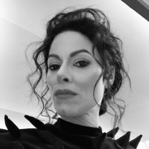 Hana Holišová Instagram - Musím ještě pár slov...
Tuhle masku se mi nechtělo sundat... 

...maskéři a choreografové... tolik energie profesionální i lidské... 🙏🏻
Ani krok bez @zizoeee a @minokeres 🤍🤍
bez kostýmů od @kostymerna.cz a bez make-upu, tentokrát @gabriela.pribisova a @margitavisage a vlasů od Martinka Zeimannová 🙏🏻🤍
DÍKY ZA VÁS VŠECHNY, JSTE DREAM TEAM 👌🤍 

A dnes večer jedeme dál!
.
.
#tvojetvarmaznamyhlas 
#michaeljackson