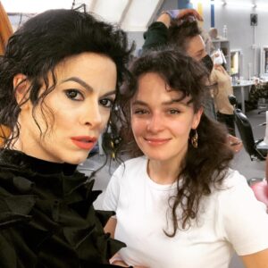 Hana Holišová Instagram - Musím ještě pár slov...
Tuhle masku se mi nechtělo sundat... 

...maskéři a choreografové... tolik energie profesionální i lidské... 🙏🏻
Ani krok bez @zizoeee a @minokeres 🤍🤍
bez kostýmů od @kostymerna.cz a bez make-upu, tentokrát @gabriela.pribisova a @margitavisage a vlasů od Martinka Zeimannová 🙏🏻🤍
DÍKY ZA VÁS VŠECHNY, JSTE DREAM TEAM 👌🤍 

A dnes večer jedeme dál!
.
.
#tvojetvarmaznamyhlas 
#michaeljackson