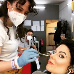 Hana Holišová Instagram - Musím ještě pár slov...
Tuhle masku se mi nechtělo sundat... 

...maskéři a choreografové... tolik energie profesionální i lidské... 🙏🏻
Ani krok bez @zizoeee a @minokeres 🤍🤍
bez kostýmů od @kostymerna.cz a bez make-upu, tentokrát @gabriela.pribisova a @margitavisage a vlasů od Martinka Zeimannová 🙏🏻🤍
DÍKY ZA VÁS VŠECHNY, JSTE DREAM TEAM 👌🤍 

A dnes večer jedeme dál!
.
.
#tvojetvarmaznamyhlas 
#michaeljackson