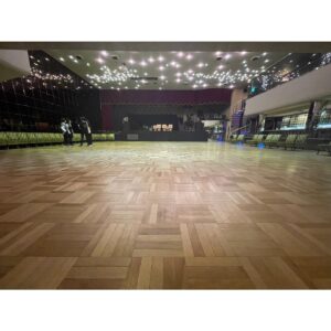 Hana Sekitori Instagram - 先日、 #関取二人三脚 ツアー東京公演の会場下見に行ってきました💃

一気にタイムスリップしたような気分になる最高の会場で、あんなこともできる、衣装もどうしようか…などと日々妄想が広がっています🕺

11/25(土)東京・ダンスホール新世紀で私と一緒に踊りましょ🎷12/09(土)京都・磔磔、12/10(日)名古屋 JAMMIN’もお待ちしております！(チケット現在一般販売中です)

最近のワンマンライブは、お客さんに"ライブに行く楽しみ"はもちろん、"その会場に行く楽しみ"も感じていただけたらと思って会場選びをしています🎪

ライブチケットって決して安いものじゃないので、だったらせっかくだし、みんなで会場まるごと非日常感とかを味わえたらなんかよくない？ってことで👧🏻週末そんな感じで楽しんだら、月曜からまた頑張れそうな気がするんです。