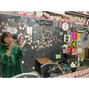 Hana Sekitori Instagram - 今日は神戸VARIT.にてライブでした💥ステッカーがたくさん貼ってある鏡、パスだらけの壁やドア…私が育ってきた"ライブハウス"はやっぱこれなんだよなー！とあらためて。ブッキングイベントならではの組み合わせも、スタッフさんからの言葉も、全部が嬉し楽しな夜でした🌕

マエダカズシとMASASHI(from フリージアン)さん、TOMOVSKYさん、共演のお二組とも本当に最高でした。ライブハウスでしか感じられないあの熱量、声の響き、めちゃくちゃかっこよかったなあー！

ありがとうございました👧🏻
