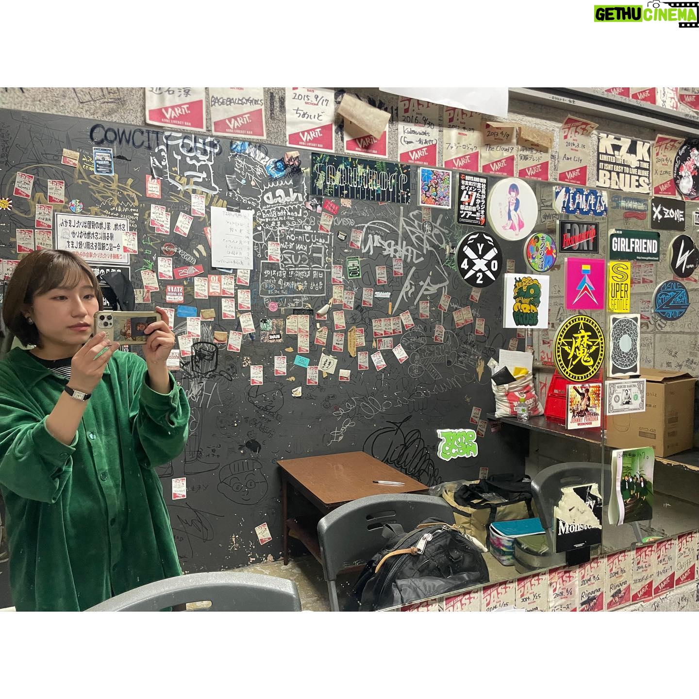 Hana Sekitori - 3 Likes - 今日は神戸VARIT.にてライブでした💥ステッカーがたくさん貼ってある鏡、パスだらけの壁やドア…私が育ってきた"ライブハウス"はやっぱこれなんだよなー!とあらためて。ブッキングイベントならではの組み合わせも、スタッフさんからの言葉も、全部が嬉し楽しな夜でした🌕
マエダカズシとMASASHI(from フリージアン)さん、TOMOVSKYさん、共演のお二組とも本当に最高でした。ライブハウスでしか感じられないあの熱量、声の響き、めちゃくちゃかっこよかったなあー!
ありがとうございました👧🏻