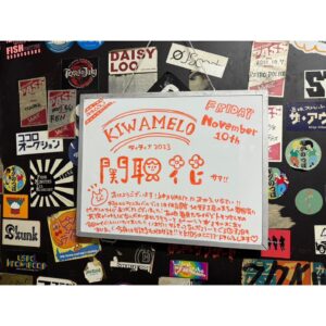 Hana Sekitori Instagram - 今日は神戸VARIT.にてライブでした💥ステッカーがたくさん貼ってある鏡、パスだらけの壁やドア…私が育ってきた"ライブハウス"はやっぱこれなんだよなー！とあらためて。ブッキングイベントならではの組み合わせも、スタッフさんからの言葉も、全部が嬉し楽しな夜でした🌕

マエダカズシとMASASHI(from フリージアン)さん、TOMOVSKYさん、共演のお二組とも本当に最高でした。ライブハウスでしか感じられないあの熱量、声の響き、めちゃくちゃかっこよかったなあー！

ありがとうございました👧🏻