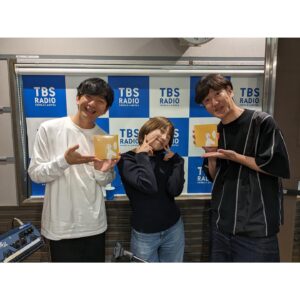 Hana Sekitori Instagram - TBSラジオ「パンサー向井の #ふらっと」にて、朝食のブロッコリーを紹介しつつ、明日11/8 wed.(本日24時)配信開始となる新曲「すきのうた」を生演奏させていただきました🥦🎤

以前も書いたのですが、この曲は何を隠そうこの番組がきっかけでできた曲です。ジャケットは、「ふらっとキッズお茶会」で出会ったキッズたちが描いてくれました🎨

大人になったら、「すき」という気持ちよりも先に優先せねばならないこと、空気を読まねばならないこと、いろんなことに出逢います。その度立ち止まり悩み落ち込んだりもするわけですが、そんな時に、自分は何が「すき」だったんだっけ、ということを思い出すと、何か大切なことが見えてきたりします。

「すき」なものを語るときのキラキラした子供たちの顔を思い返していたら、自然とそんな歌ができました！

長々書いちゃったけど、「すきのうた」配信されたらぜひ聴見てください！
