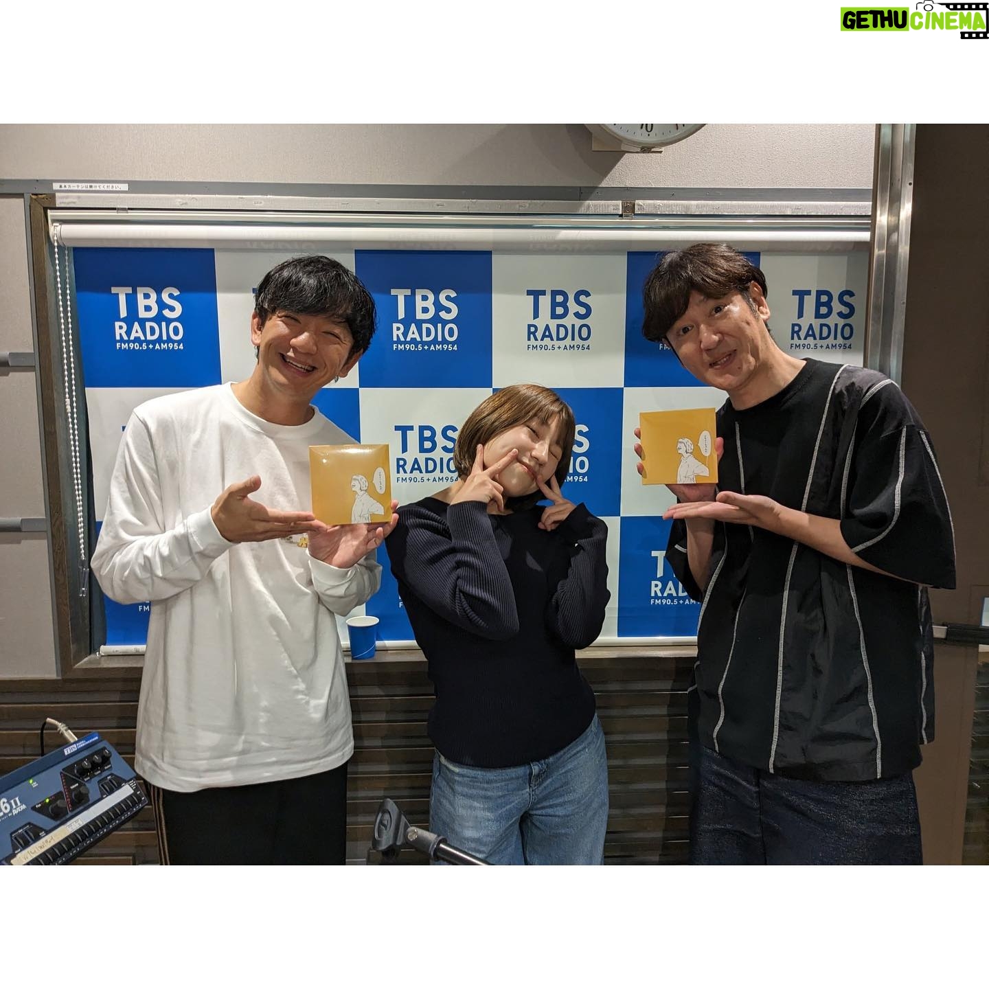Hana Sekitori - 3 Likes - TBSラジオ「パンサー向井の #ふらっと」にて、朝食のブロッコリーを紹介しつつ、明日11/8 wed.(本日24時)配信開始となる新曲「すきのうた」を生演奏させていただきました🥦🎤
以前も書いたのですが、この曲は何を隠そうこの番組がきっかけでできた曲です。ジャケットは、「ふらっとキッズお茶会」で出会ったキッズたちが描いてくれました🎨
大人になったら、「すき」という気持ちよりも先に優先せねばならないこと、空気を読まねばならないこと、いろんなことに出逢います。その度立ち止まり悩み落ち込んだりもするわけですが、そんな時に、自分は何が「すき」だったんだっけ、ということを思い出すと、何か大切なことが見えてきたりします。
「すき」なものを語るときのキラキラした子供たちの顔を思い返していたら、自然とそんな歌ができました!
長々書いちゃったけど、「すきのうた」配信されたらぜひ聴見てください!