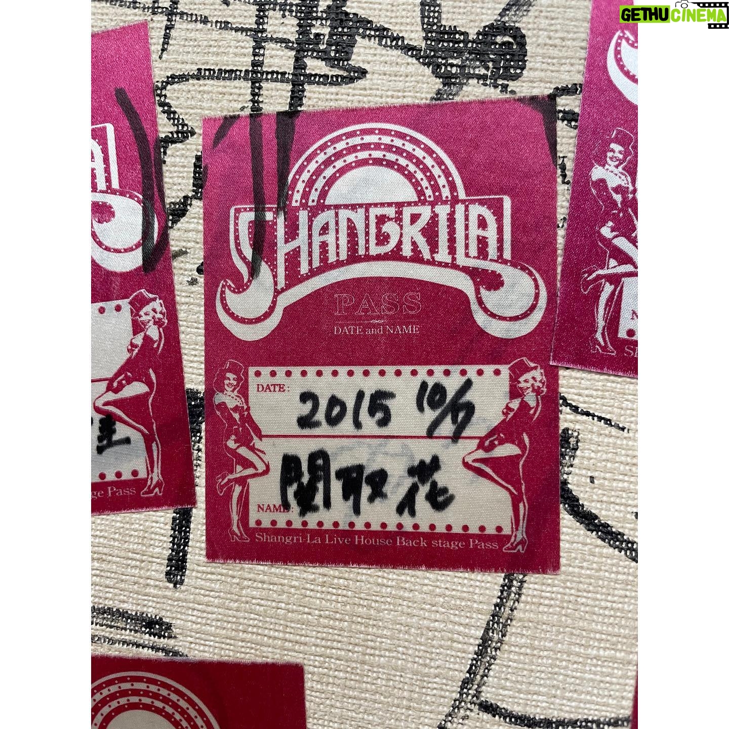 Hana Sekitori - 3 Likes - 梅田シャングリラにて日食ちゃんと2マンライブ、「最音整熱#1」でした🌕🌷(10年ぶり!)
日食ちゃんの音楽を初めて聴いたのは"スペクタクル"だったか"跳躍"だったか…。その歌詞に音に佇まいに、心を持っていかれてから10年以上。日食ちゃんは今日もかっこよくて、お客さんも温かくて、帰り道の空が少しだけ高く感じたりして。要するにいい夜でした。また必ず!ありがとうございました☺️
楽屋では過去のパスも発見。「黄金の海であの子に逢えたなら」リリースツアーの時かな。シャングリラにはいろんな思い出があります。また演奏できますように!