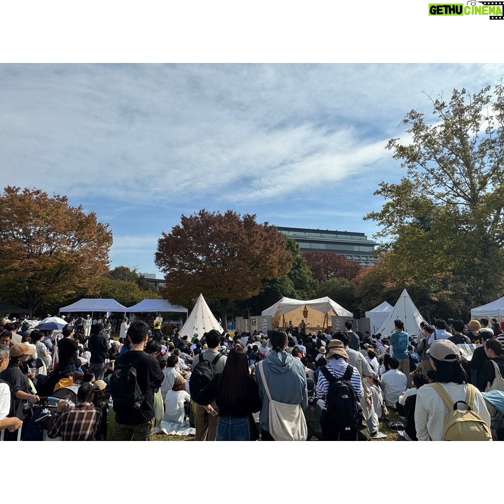 Hana Sekitori - 3 Likes - #東京蚤の市 ありがとうございました🎪✨
今日は🎹谷ぴょんとの二人編成、青空の下、ワクワクするものたちと目をキラキラさせながらイベントを楽しむお客さんたちに囲まれて、とっても楽しく歌えました🎤
イベントでは私はラグを、谷ぴょんはジャケットをゲット。来年も遊びに行きたい!蚤の市最高!