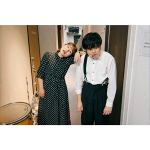 Hana Sekitori Instagram - ツアー #関取二人三脚 名古屋でした🏯本当に今回ファイナルを名古屋でできてよかった。SEが流れた時の空気から「今日は最高な日になる」と思ったけど、その通りの、いやそれ以上の熱い夜でした❤️‍🔥またグッとみんなとの距離が近づいたような気がするよ。ありがとうございました！来年も必ず会いましょう！1枚目の写真はやりきった我ら。

ちなみに関取は今日で年内ライブ納めでした。さみしい、やだ！やり足りない！笑

もっと全国色んな場所を旅して歌いたい。色んな発見をしながら、人としてミュージシャンとしてもっと面白くなりたい。来年もたくさんライブがしたいです。勿論自分でもやるし、お誘いも待ってます🤝

谷ぴょんとの二人編成ももっとやりたいな。トークもプレイも佇まいも、唯一無二の大スターだとあらためて思った今ツアー！いつも本当にありがとう。これからもよろしくね🫶