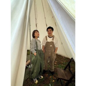 Hana Sekitori Instagram - #東京蚤の市 ありがとうございました🎪✨

今日は🎹谷ぴょんとの二人編成、青空の下、ワクワクするものたちと目をキラキラさせながらイベントを楽しむお客さんたちに囲まれて、とっても楽しく歌えました🎤

イベントでは私はラグを、谷ぴょんはジャケットをゲット。来年も遊びに行きたい！蚤の市最高！