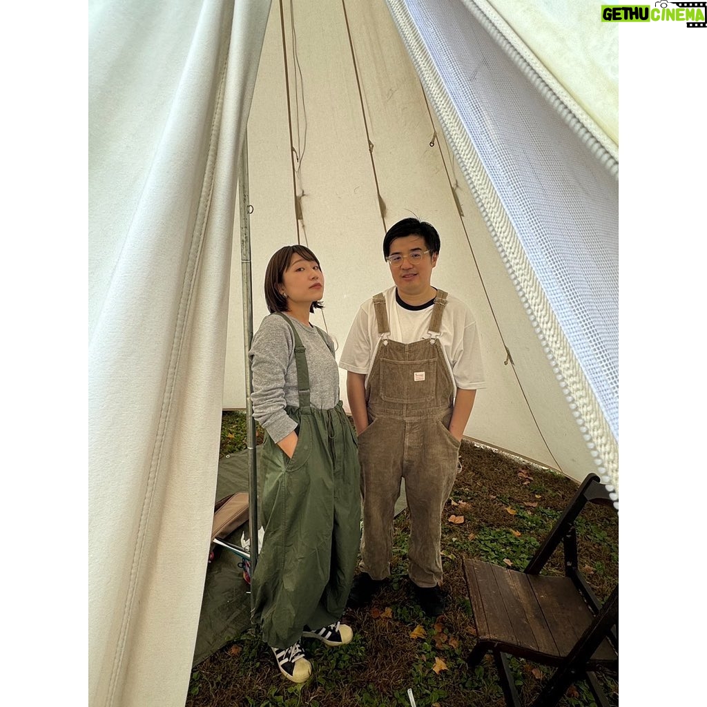 Hana Sekitori - 3 Likes - #東京蚤の市 ありがとうございました🎪✨
今日は🎹谷ぴょんとの二人編成、青空の下、ワクワクするものたちと目をキラキラさせながらイベントを楽しむお客さんたちに囲まれて、とっても楽しく歌えました🎤
イベントでは私はラグを、谷ぴょんはジャケットをゲット。来年も遊びに行きたい!蚤の市最高!
