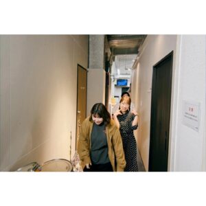 Hana Sekitori Instagram - ツアー #関取二人三脚 名古屋でした🏯本当に今回ファイナルを名古屋でできてよかった。SEが流れた時の空気から「今日は最高な日になる」と思ったけど、その通りの、いやそれ以上の熱い夜でした❤️‍🔥またグッとみんなとの距離が近づいたような気がするよ。ありがとうございました！来年も必ず会いましょう！1枚目の写真はやりきった我ら。

ちなみに関取は今日で年内ライブ納めでした。さみしい、やだ！やり足りない！笑

もっと全国色んな場所を旅して歌いたい。色んな発見をしながら、人としてミュージシャンとしてもっと面白くなりたい。来年もたくさんライブがしたいです。勿論自分でもやるし、お誘いも待ってます🤝

谷ぴょんとの二人編成ももっとやりたいな。トークもプレイも佇まいも、唯一無二の大スターだとあらためて思った今ツアー！いつも本当にありがとう。これからもよろしくね🫶