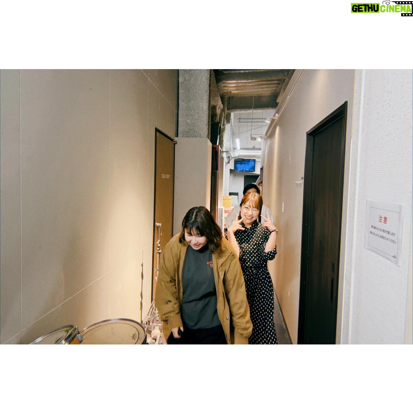 Hana Sekitori - 3 Likes - ツアー #関取二人三脚 名古屋でした🏯本当に今回ファイナルを名古屋でできてよかった。SEが流れた時の空気から「今日は最高な日になる」と思ったけど、その通りの、いやそれ以上の熱い夜でした❤️🔥またグッとみんなとの距離が近づいたような気がするよ。ありがとうございました!来年も必ず会いましょう!1枚目の写真はやりきった我ら。
ちなみに関取は今日で年内ライブ納めでした。さみしい、やだ!やり足りない!笑
もっと全国色んな場所を旅して歌いたい。色んな発見をしながら、人としてミュージシャンとしてもっと面白くなりたい。来年もたくさんライブがしたいです。勿論自分でもやるし、お誘いも待ってます🤝
谷ぴょんとの二人編成ももっとやりたいな。トークもプレイも佇まいも、唯一無二の大スターだとあらためて思った今ツアー!いつも本当にありがとう。これからもよろしくね🫶