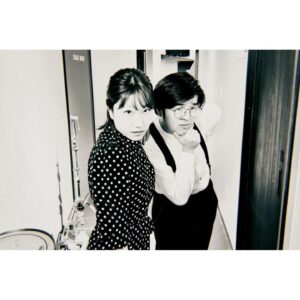 Hana Sekitori Instagram - ツアー #関取二人三脚 名古屋でした🏯本当に今回ファイナルを名古屋でできてよかった。SEが流れた時の空気から「今日は最高な日になる」と思ったけど、その通りの、いやそれ以上の熱い夜でした❤️‍🔥またグッとみんなとの距離が近づいたような気がするよ。ありがとうございました！来年も必ず会いましょう！1枚目の写真はやりきった我ら。

ちなみに関取は今日で年内ライブ納めでした。さみしい、やだ！やり足りない！笑

もっと全国色んな場所を旅して歌いたい。色んな発見をしながら、人としてミュージシャンとしてもっと面白くなりたい。来年もたくさんライブがしたいです。勿論自分でもやるし、お誘いも待ってます🤝

谷ぴょんとの二人編成ももっとやりたいな。トークもプレイも佇まいも、唯一無二の大スターだとあらためて思った今ツアー！いつも本当にありがとう。これからもよろしくね🫶