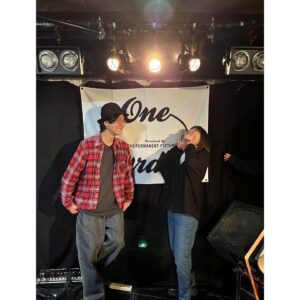Hana Sekitori Instagram - 昨夜は『One Garden』、ストレイテナーのホリエさんと弾き語りでご一緒するのは実は6,7年ぶりでした。

あの頃もホリエさんが歌い出した瞬間にライブハウスの天井がなくなって何か風が吹き抜けるようなそんな感動を覚えたのですが、昨日はそれに加えて、佇まいひとつとっても、カバー曲を歌うにあたっても…ミュージシャンとしての圧倒的地力を目で耳でひしひしと感じました。本当にかっこよすぎた。

もっと自分も頑張らねば！と思いました！トークも楽しすぎた💅ありがとうございました🎄