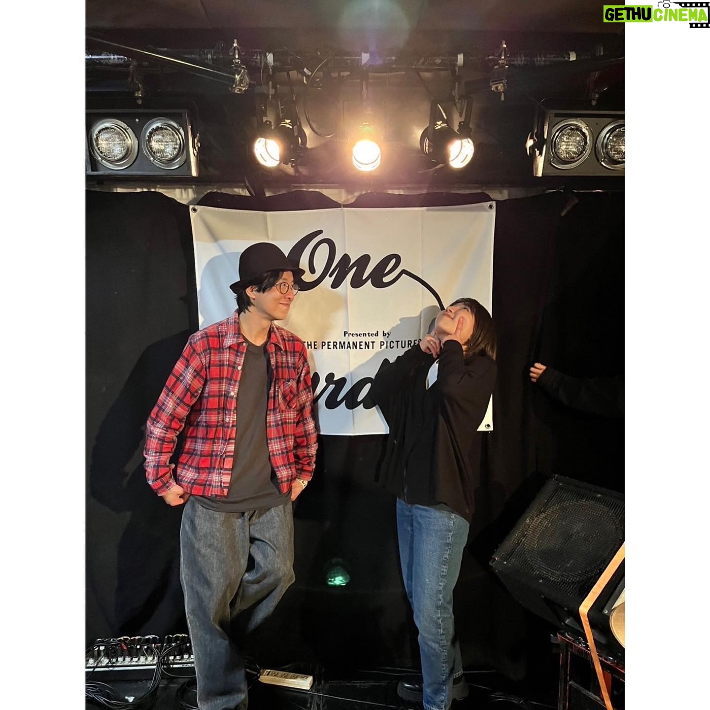 Hana Sekitori - 3 Likes - 昨夜は『One Garden』、ストレイテナーのホリエさんと弾き語りでご一緒するのは実は6,7年ぶりでした。
あの頃もホリエさんが歌い出した瞬間にライブハウスの天井がなくなって何か風が吹き抜けるようなそんな感動を覚えたのですが、昨日はそれに加えて、佇まいひとつとっても、カバー曲を歌うにあたっても…ミュージシャンとしての圧倒的地力を目で耳でひしひしと感じました。本当にかっこよすぎた。
もっと自分も頑張らねば!と思いました!トークも楽しすぎた💅ありがとうございました🎄