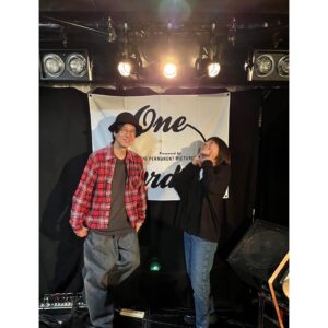 Hana Sekitori Instagram - 昨夜は『One Garden』、ストレイテナーのホリエさんと弾き語りでご一緒するのは実は6,7年ぶりでした。

あの頃もホリエさんが歌い出した瞬間にライブハウスの天井がなくなって何か風が吹き抜けるようなそんな感動を覚えたのですが、昨日はそれに加えて、佇まいひとつとっても、カバー曲を歌うにあたっても…ミュージシャンとしての圧倒的地力を目で耳でひしひしと感じました。本当にかっこよすぎた。

もっと自分も頑張らねば！と思いました！トークも楽しすぎた💅ありがとうございました🎄