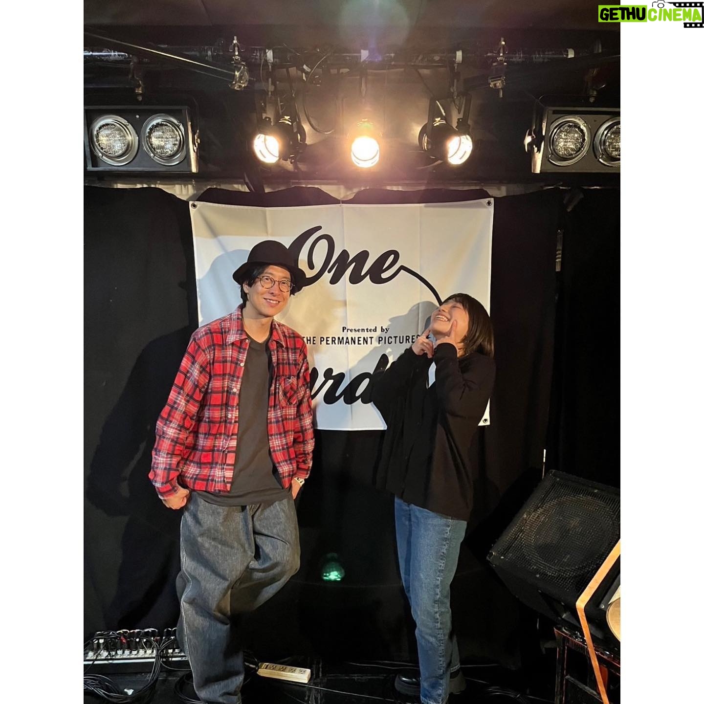 Hana Sekitori - 3 Likes - 昨夜は『One Garden』、ストレイテナーのホリエさんと弾き語りでご一緒するのは実は6,7年ぶりでした。
あの頃もホリエさんが歌い出した瞬間にライブハウスの天井がなくなって何か風が吹き抜けるようなそんな感動を覚えたのですが、昨日はそれに加えて、佇まいひとつとっても、カバー曲を歌うにあたっても…ミュージシャンとしての圧倒的地力を目で耳でひしひしと感じました。本当にかっこよすぎた。
もっと自分も頑張らねば!と思いました!トークも楽しすぎた💅ありがとうございました🎄