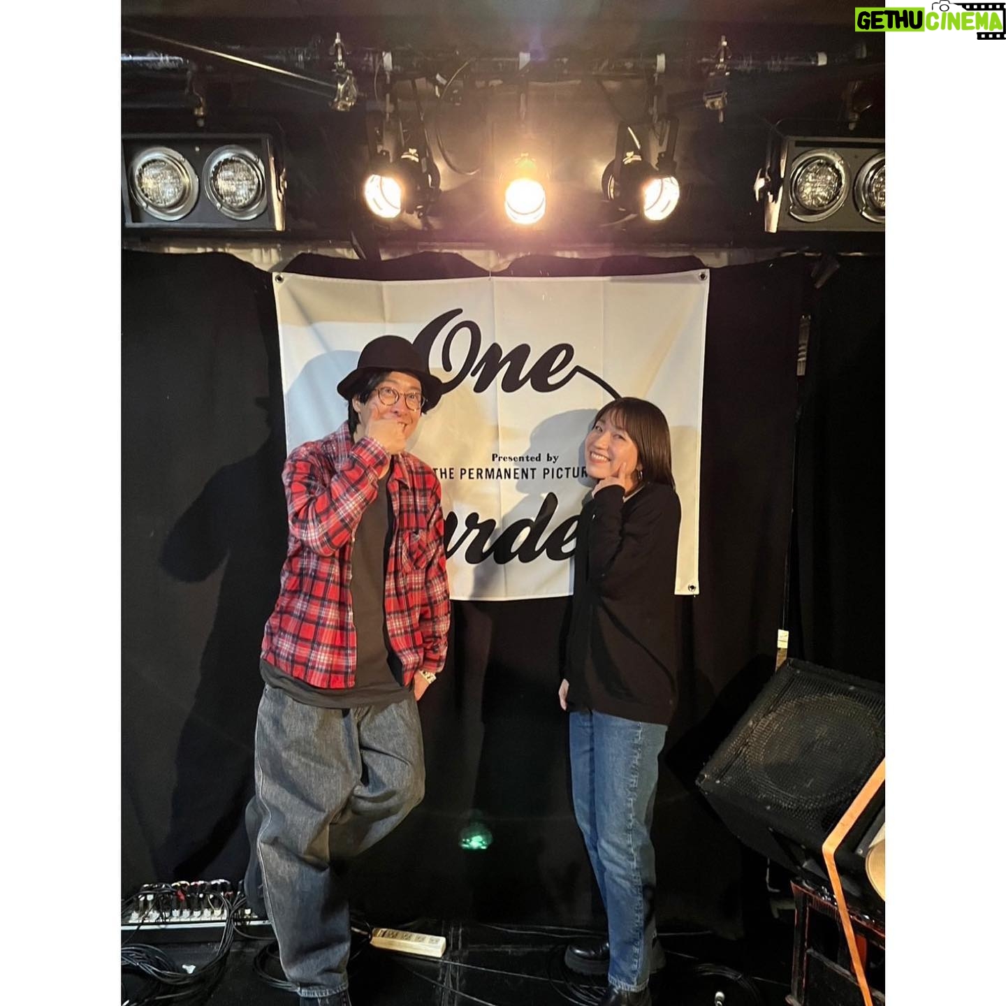 Hana Sekitori - 3 Likes - 昨夜は『One Garden』、ストレイテナーのホリエさんと弾き語りでご一緒するのは実は6,7年ぶりでした。
あの頃もホリエさんが歌い出した瞬間にライブハウスの天井がなくなって何か風が吹き抜けるようなそんな感動を覚えたのですが、昨日はそれに加えて、佇まいひとつとっても、カバー曲を歌うにあたっても…ミュージシャンとしての圧倒的地力を目で耳でひしひしと感じました。本当にかっこよすぎた。
もっと自分も頑張らねば!と思いました!トークも楽しすぎた💅ありがとうございました🎄