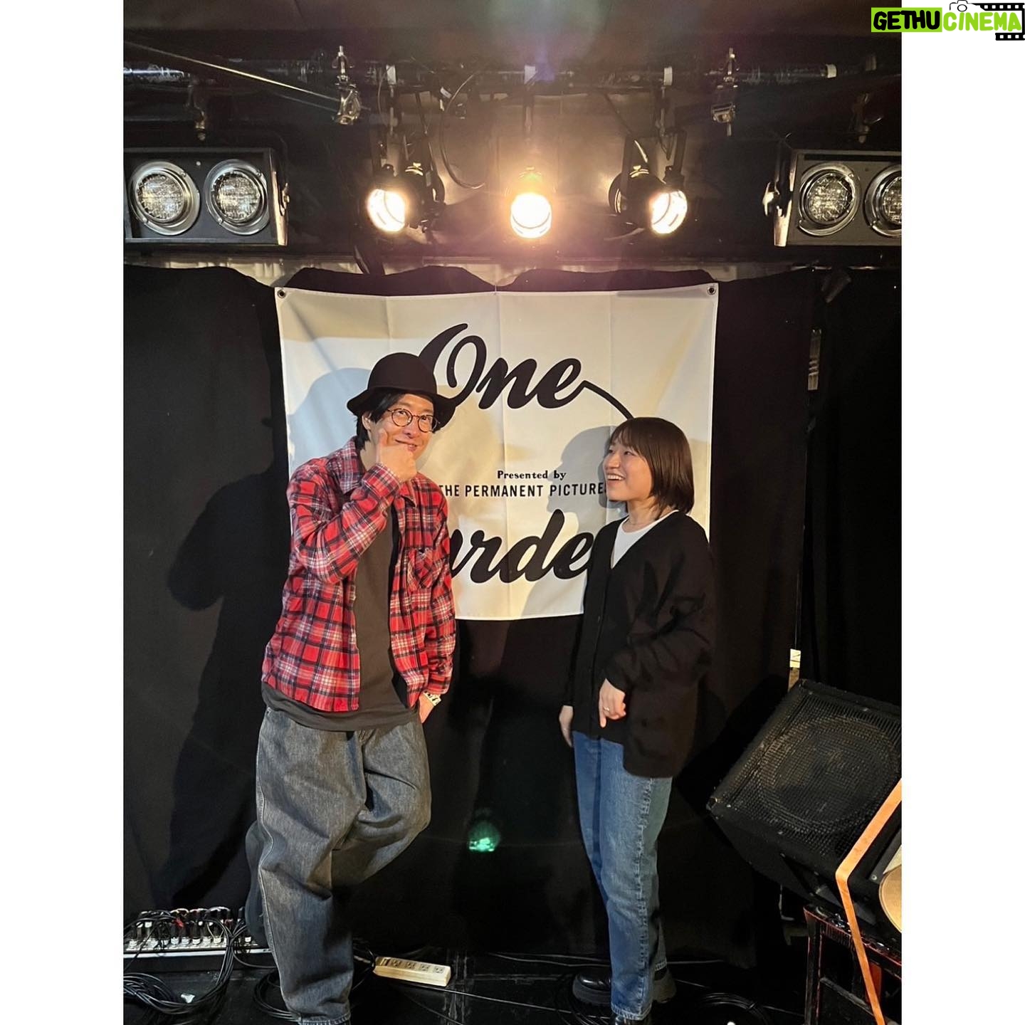 Hana Sekitori - 3 Likes - 昨夜は『One Garden』、ストレイテナーのホリエさんと弾き語りでご一緒するのは実は6,7年ぶりでした。
あの頃もホリエさんが歌い出した瞬間にライブハウスの天井がなくなって何か風が吹き抜けるようなそんな感動を覚えたのですが、昨日はそれに加えて、佇まいひとつとっても、カバー曲を歌うにあたっても…ミュージシャンとしての圧倒的地力を目で耳でひしひしと感じました。本当にかっこよすぎた。
もっと自分も頑張らねば!と思いました!トークも楽しすぎた💅ありがとうございました🎄