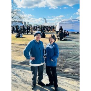 Hana Sekitori Instagram - 関西蚤の市、ありがとうございました🧶東京に続き出演させていただけて、めちゃくちゃ嬉しかったです！
広々とした万博公園での開催ということで、子どもたちが駆け回ったりする姿もたくさん見られて、素敵なモノと思わず笑顔になってしまう光景に囲まれての演奏、寒さなんてすぐに吹っ飛びました☺️

1.この日私たちは蚤の市に合わせてユーロビンテージのワークジャケットで合わせてみました🧥(谷ぴょんのは東京蚤の市で買ったもの)

2.ライブ中は、このイベントの温かい空気を特等席で味わわせてもらっている気分。本当にお客さんの表情が柔らかい笑顔ばかりで、幸せでした🌳

3.本番前にはシチニア食堂さんのチキンオーバーライスをいただきました🍚美味しすぎて米粒ひとつ残さず即完食。撮り忘れたけど他にもライブ後にはコーヒーとティラミスとチョコケーキを買って食べた🍽大満喫。

4.お土産もたくさん購入🎁額も買ってくればよかったー！

5.長くつ下のピッピの挿絵を描いているイングリッド・ヴァン・ニイマンの絵本も発見📚手持ちのお金がなくおろおろしていたら、谷ぴが早めの誕生日プレゼントでくれました😭ありがとう！ちなみに谷ぴのニット帽は私が誕生日にあげたやつ。きゃわいい。

6.太陽の塔、横から見ると猫背でかわいかった🌞

何かを愛おしく思う人々が集う空間って、いろんな発見があって、たくさんの刺激をもらえます。絶対またここで演奏したいなーー！ミス蚤の市になれるように精進いたします！！

#関西蚤の市
