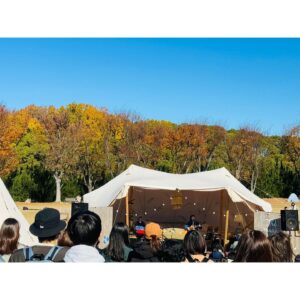 Hana Sekitori Instagram - 関西蚤の市、ありがとうございました🧶東京に続き出演させていただけて、めちゃくちゃ嬉しかったです！
広々とした万博公園での開催ということで、子どもたちが駆け回ったりする姿もたくさん見られて、素敵なモノと思わず笑顔になってしまう光景に囲まれての演奏、寒さなんてすぐに吹っ飛びました☺️

1.この日私たちは蚤の市に合わせてユーロビンテージのワークジャケットで合わせてみました🧥(谷ぴょんのは東京蚤の市で買ったもの)

2.ライブ中は、このイベントの温かい空気を特等席で味わわせてもらっている気分。本当にお客さんの表情が柔らかい笑顔ばかりで、幸せでした🌳

3.本番前にはシチニア食堂さんのチキンオーバーライスをいただきました🍚美味しすぎて米粒ひとつ残さず即完食。撮り忘れたけど他にもライブ後にはコーヒーとティラミスとチョコケーキを買って食べた🍽大満喫。

4.お土産もたくさん購入🎁額も買ってくればよかったー！

5.長くつ下のピッピの挿絵を描いているイングリッド・ヴァン・ニイマンの絵本も発見📚手持ちのお金がなくおろおろしていたら、谷ぴが早めの誕生日プレゼントでくれました😭ありがとう！ちなみに谷ぴのニット帽は私が誕生日にあげたやつ。きゃわいい。

6.太陽の塔、横から見ると猫背でかわいかった🌞

何かを愛おしく思う人々が集う空間って、いろんな発見があって、たくさんの刺激をもらえます。絶対またここで演奏したいなーー！ミス蚤の市になれるように精進いたします！！

#関西蚤の市