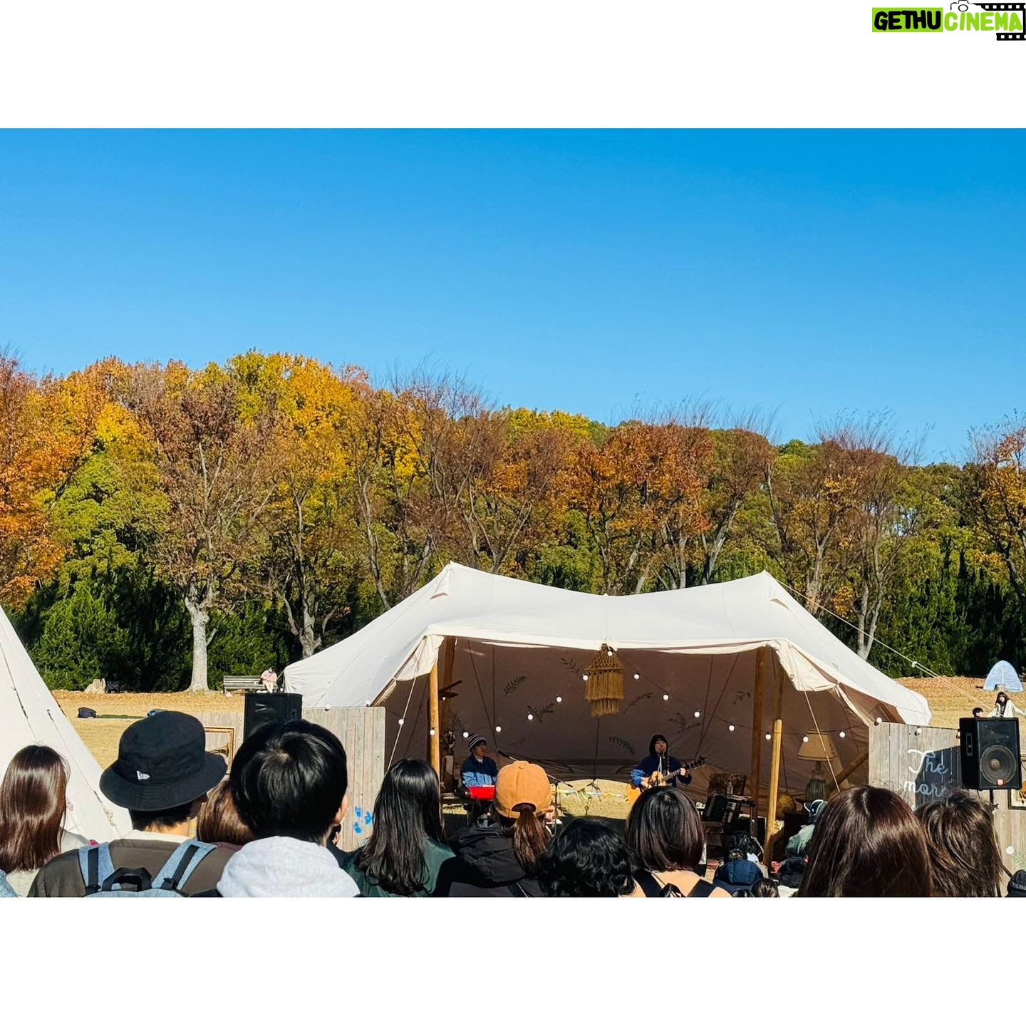 Hana Sekitori - 3 Likes - 関西蚤の市、ありがとうございました🧶東京に続き出演させていただけて、めちゃくちゃ嬉しかったです!
広々とした万博公園での開催ということで、子どもたちが駆け回ったりする姿もたくさん見られて、素敵なモノと思わず笑顔になってしまう光景に囲まれての演奏、寒さなんてすぐに吹っ飛びました☺️
1.この日私たちは蚤の市に合わせてユーロビンテージのワークジャケットで合わせてみました🧥(谷ぴょんのは東京蚤の市で買ったもの)
2.ライブ中は、このイベントの温かい空気を特等席で味わわせてもらっている気分。本当にお客さんの表情が柔らかい笑顔ばかりで、幸せでした🌳
3.本番前にはシチニア食堂さんのチキンオーバーライスをいただきました🍚美味しすぎて米粒ひとつ残さず即完食。撮り忘れたけど他にもライブ後にはコーヒーとティラミスとチョコケーキを買って食べた🍽大満喫。
4.お土産もたくさん購入🎁額も買ってくればよかったー!
5.長くつ下のピッピの挿絵を描いているイングリッド・ヴァン・ニイマンの絵本も発見📚手持ちのお金がなくおろおろしていたら、谷ぴが早めの誕生日プレゼントでくれました😭ありがとう!ちなみに谷ぴのニット帽は私が誕生日にあげたやつ。きゃわいい。
6.太陽の塔、横から見ると猫背でかわいかった🌞
何かを愛おしく思う人々が集う空間って、いろんな発見があって、たくさんの刺激をもらえます。絶対またここで演奏したいなーー!ミス蚤の市になれるように精進いたします!!
#関西蚤の市