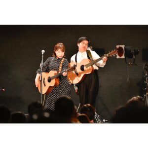 Hana Sekitori Instagram - ツアー #関取二人三脚 初日東京、ありがとうございました！満員御礼で最高の初日を迎えられました💃

みんなたくさん声を出して盛り上がってくれて、自分も勝手に身体と心が音楽を奏でているような感覚でした！あとあらためて谷ぴょんって本当最高👓

続く12/9京都、12/10名古屋もよろしくお願いします！二人編成の関取花、自信を持っておすすめします🫶

photo by @azusatakada_photographer 

会場のあったかさと私たちのオフショットまで全部写真におさめてくださったのはあずささん📸いつもありがとうございます！