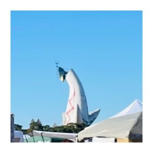 Hana Sekitori Instagram - 関西蚤の市、ありがとうございました🧶東京に続き出演させていただけて、めちゃくちゃ嬉しかったです！
広々とした万博公園での開催ということで、子どもたちが駆け回ったりする姿もたくさん見られて、素敵なモノと思わず笑顔になってしまう光景に囲まれての演奏、寒さなんてすぐに吹っ飛びました☺️

1.この日私たちは蚤の市に合わせてユーロビンテージのワークジャケットで合わせてみました🧥(谷ぴょんのは東京蚤の市で買ったもの)

2.ライブ中は、このイベントの温かい空気を特等席で味わわせてもらっている気分。本当にお客さんの表情が柔らかい笑顔ばかりで、幸せでした🌳

3.本番前にはシチニア食堂さんのチキンオーバーライスをいただきました🍚美味しすぎて米粒ひとつ残さず即完食。撮り忘れたけど他にもライブ後にはコーヒーとティラミスとチョコケーキを買って食べた🍽大満喫。

4.お土産もたくさん購入🎁額も買ってくればよかったー！

5.長くつ下のピッピの挿絵を描いているイングリッド・ヴァン・ニイマンの絵本も発見📚手持ちのお金がなくおろおろしていたら、谷ぴが早めの誕生日プレゼントでくれました😭ありがとう！ちなみに谷ぴのニット帽は私が誕生日にあげたやつ。きゃわいい。

6.太陽の塔、横から見ると猫背でかわいかった🌞

何かを愛おしく思う人々が集う空間って、いろんな発見があって、たくさんの刺激をもらえます。絶対またここで演奏したいなーー！ミス蚤の市になれるように精進いたします！！

#関西蚤の市