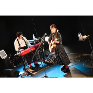 Hana Sekitori Instagram - ツアー #関取二人三脚 初日東京、ありがとうございました！満員御礼で最高の初日を迎えられました💃

みんなたくさん声を出して盛り上がってくれて、自分も勝手に身体と心が音楽を奏でているような感覚でした！あとあらためて谷ぴょんって本当最高👓

続く12/9京都、12/10名古屋もよろしくお願いします！二人編成の関取花、自信を持っておすすめします🫶

photo by @azusatakada_photographer 

会場のあったかさと私たちのオフショットまで全部写真におさめてくださったのはあずささん📸いつもありがとうございます！