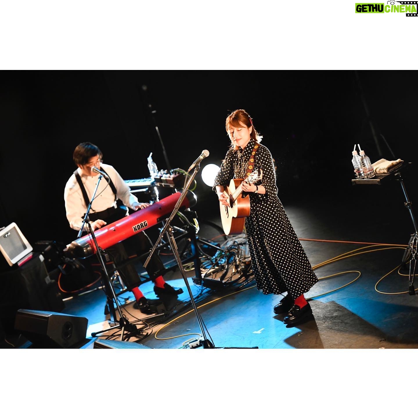 Hana Sekitori - 3 Likes - ツアー #関取二人三脚 初日東京、ありがとうございました!満員御礼で最高の初日を迎えられました💃
みんなたくさん声を出して盛り上がってくれて、自分も勝手に身体と心が音楽を奏でているような感覚でした!あとあらためて谷ぴょんって本当最高👓
続く12/9京都、12/10名古屋もよろしくお願いします!二人編成の関取花、自信を持っておすすめします🫶
photo by @azusatakada_photographer
会場のあったかさと私たちのオフショットまで全部写真におさめてくださったのはあずささん📸いつもありがとうございます!