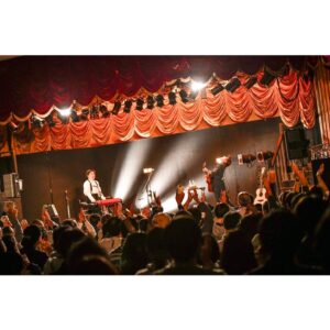 Hana Sekitori Instagram - ツアー #関取二人三脚 初日東京、ありがとうございました！満員御礼で最高の初日を迎えられました💃

みんなたくさん声を出して盛り上がってくれて、自分も勝手に身体と心が音楽を奏でているような感覚でした！あとあらためて谷ぴょんって本当最高👓

続く12/9京都、12/10名古屋もよろしくお願いします！二人編成の関取花、自信を持っておすすめします🫶

photo by @azusatakada_photographer 

会場のあったかさと私たちのオフショットまで全部写真におさめてくださったのはあずささん📸いつもありがとうございます！